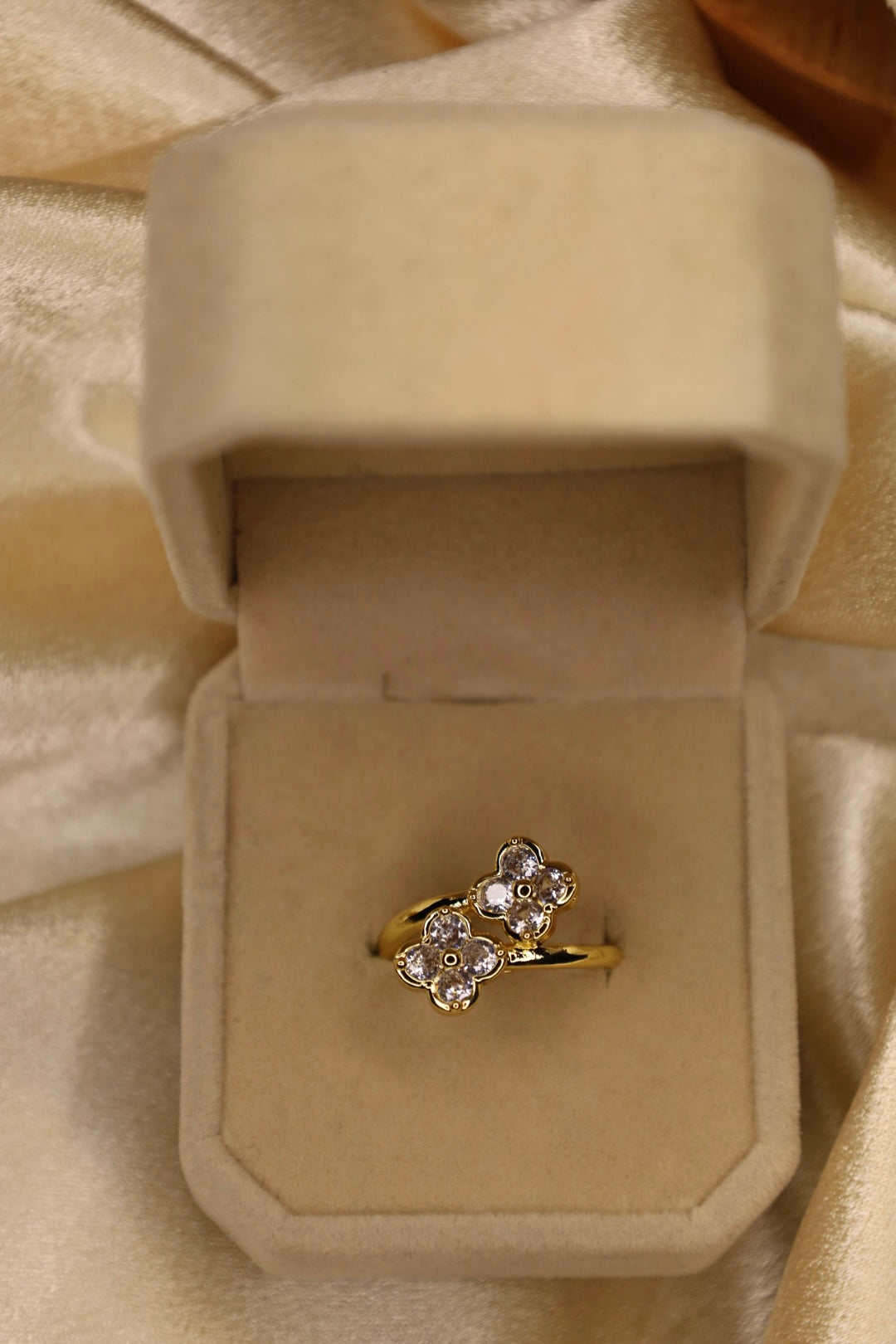 Dazzling clover ring