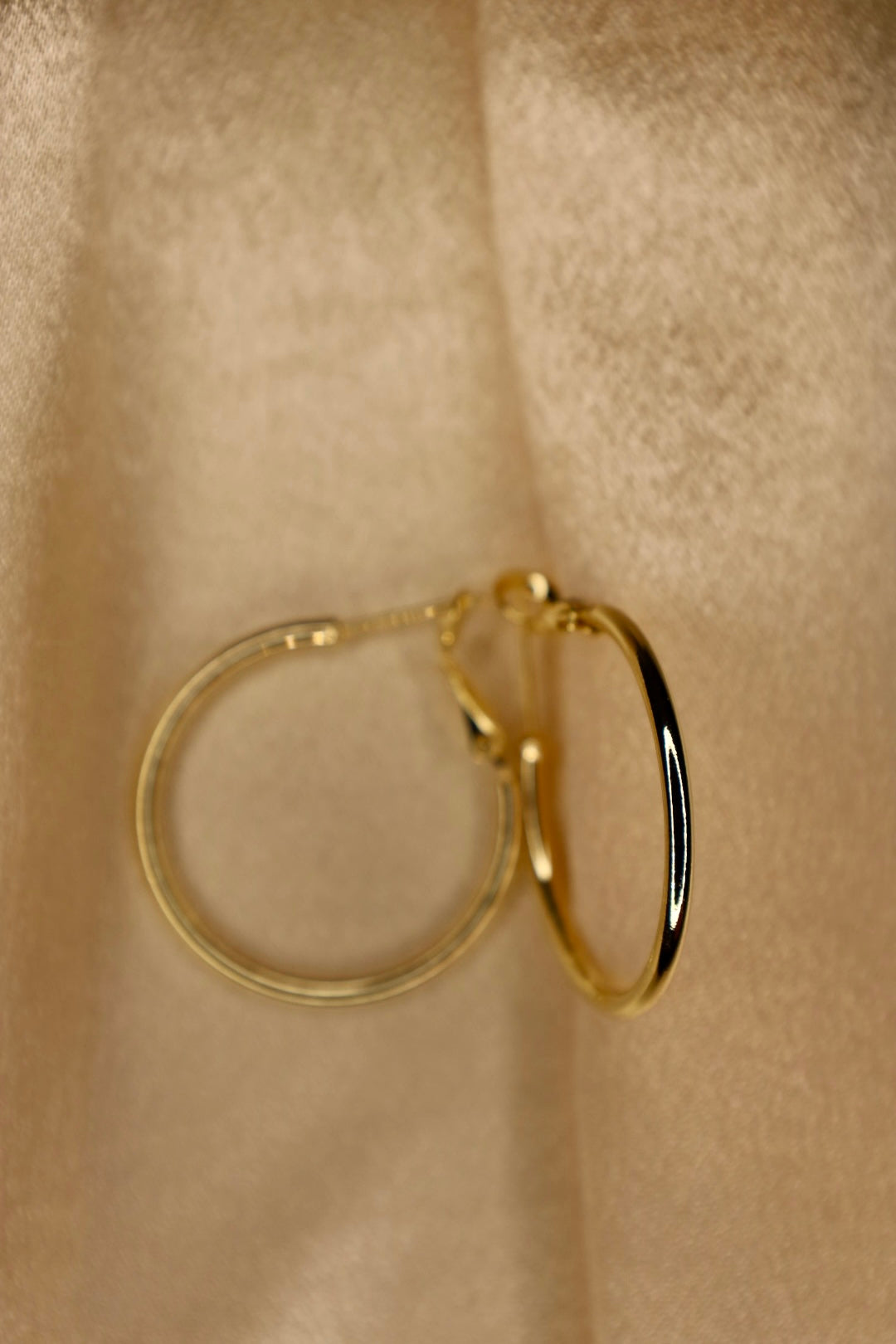 “Marilena” gold hoop earrings