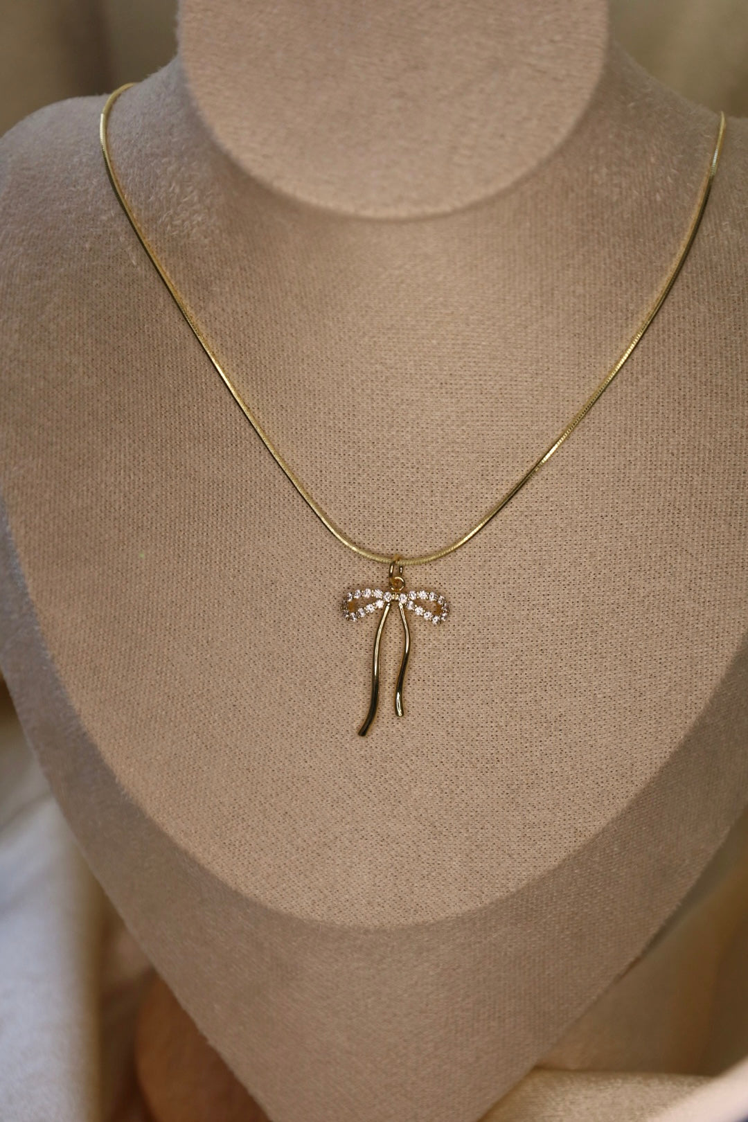 Coquette bow necklace