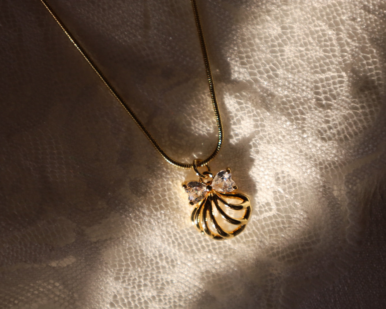 Bow sea shell necklace