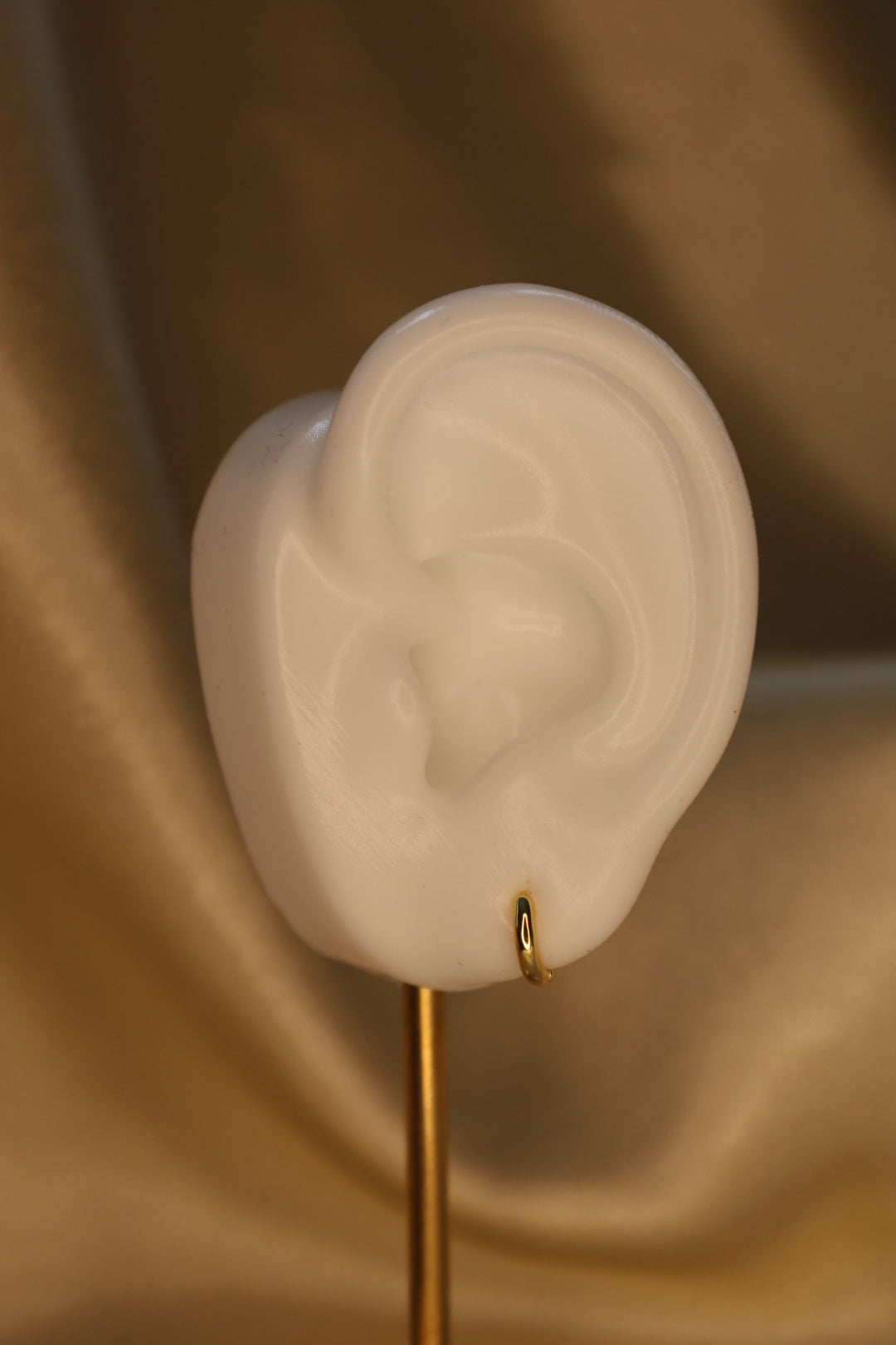 “Juni” mini gold hoop earrings