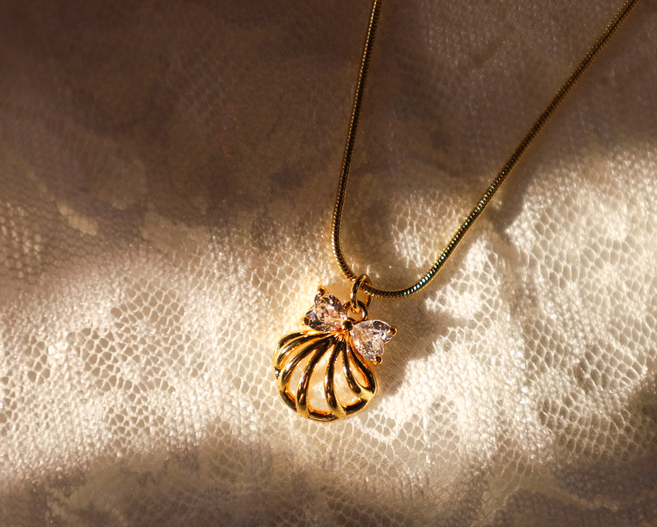Bow sea shell necklace